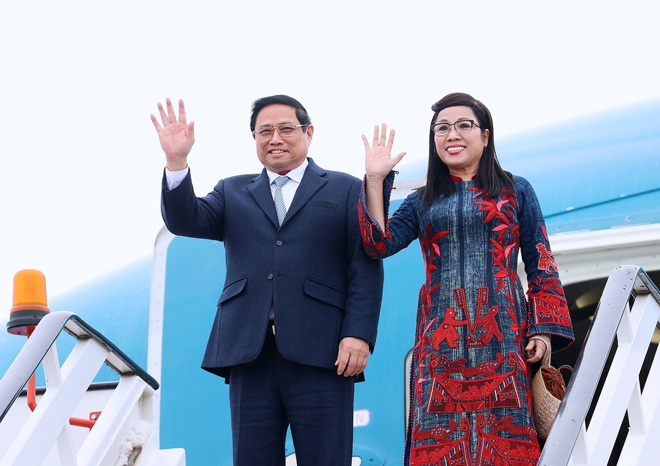 Thủ tướng Phạm Minh Chính và Phu nhân đến sân bay quốc tế Henri Coanda, thủ đô Bucharest. (Ảnh: Dương Giang/TTXVN)