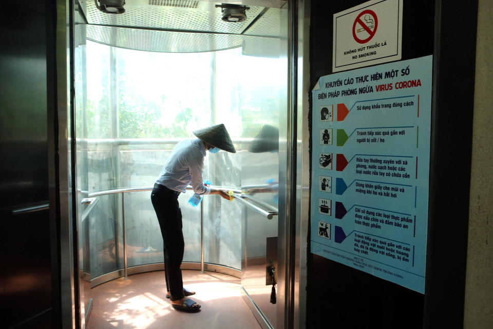 Nhân viên thường xuyên vệ sinh các khu vực tiếp xúc trong thang máy tại khu danh thắng Ngũ Hành Sơn. (Ảnh: Trần Lê Lâm/TTXVN)