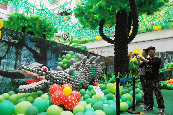 34 nghệ sỹ đã sử dụng 600.000 quả bóng bay để cho ra đời công viên đặc biệt trên. (Nguồn: CCTV)