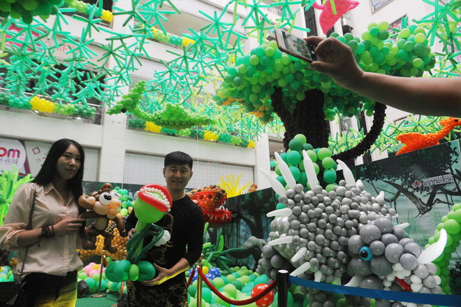 Không chỉ các em nhỏ mà cả người lớn cũng vô cùng thích thú khi thấy những con khủng long bóng bay. (Nguồn: CCTV)