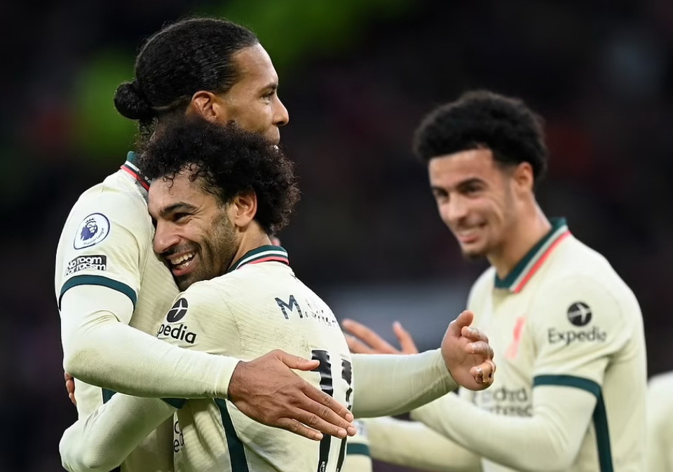 Sau khi ghi bàn, chân sút người Ai Cập đã chia vui cùng Virgil van Dijk. (Nguồn: Getty Images)