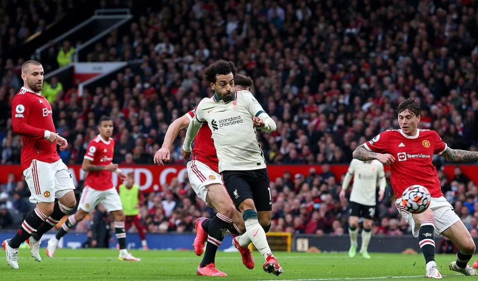 Chưa dừng ở đó, Salah đã nhanh chóng hoàn tất cú đúp để khép lại hiệp 1 với 4-0 cho Liverpool ở những phút bù giờ. (Nguồn: Getty Images)