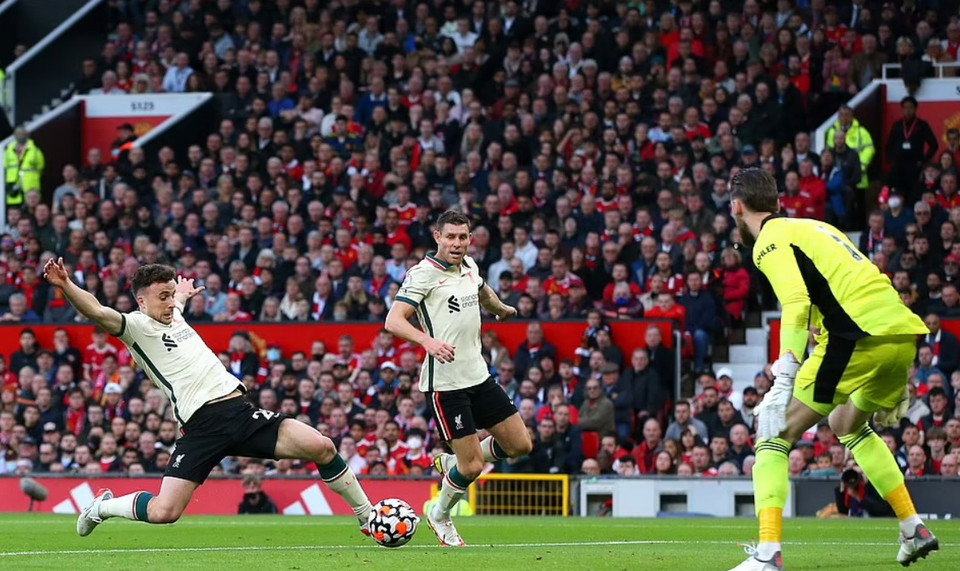 8 phút sau, từ sai lầm của Harry Maguire, Jota đã tận dụng thành công để nhân đôi cách biệt cho đội khách. (Nguồn: Getty Images)