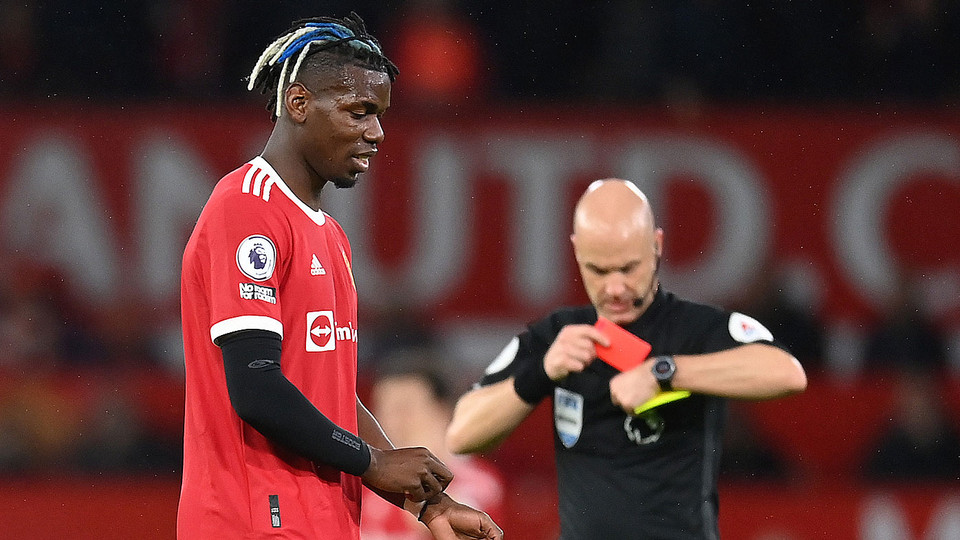Mọi chuyện càng trở nên tệ hại với Quỷ đỏ với tấm thẻ đỏ của Pogba. (Nguồn: Getty Images)