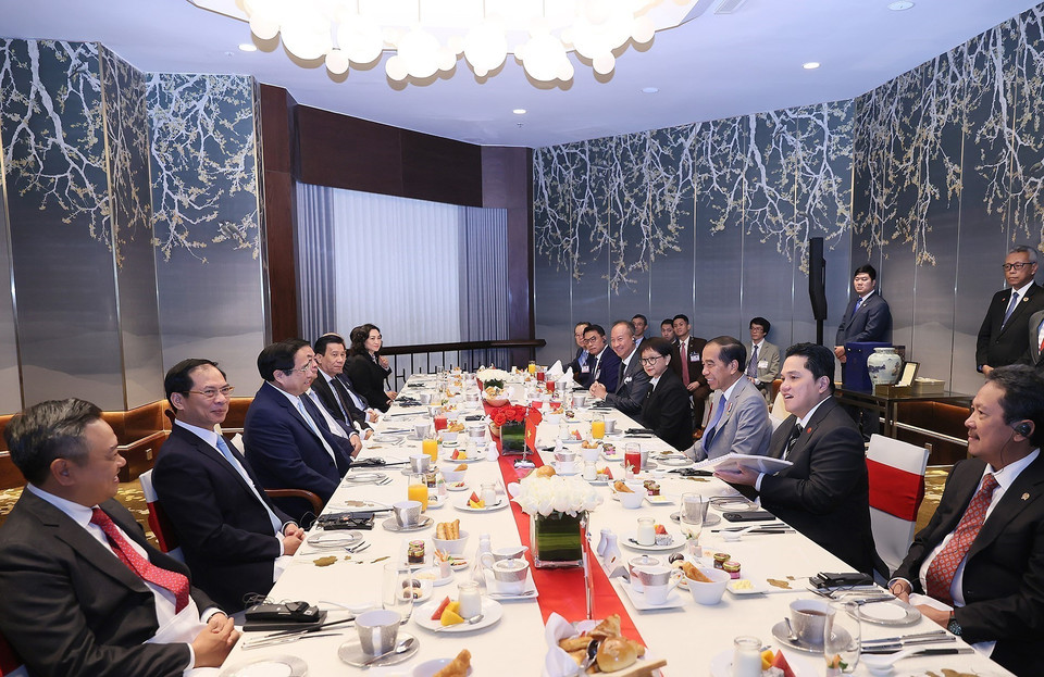 Thủ tướng Phạm Minh Chính và Tổng thống Indonesia Joko Widodo ăn sáng và làm việc. (Ảnh: Dương Giang/TTXVN)