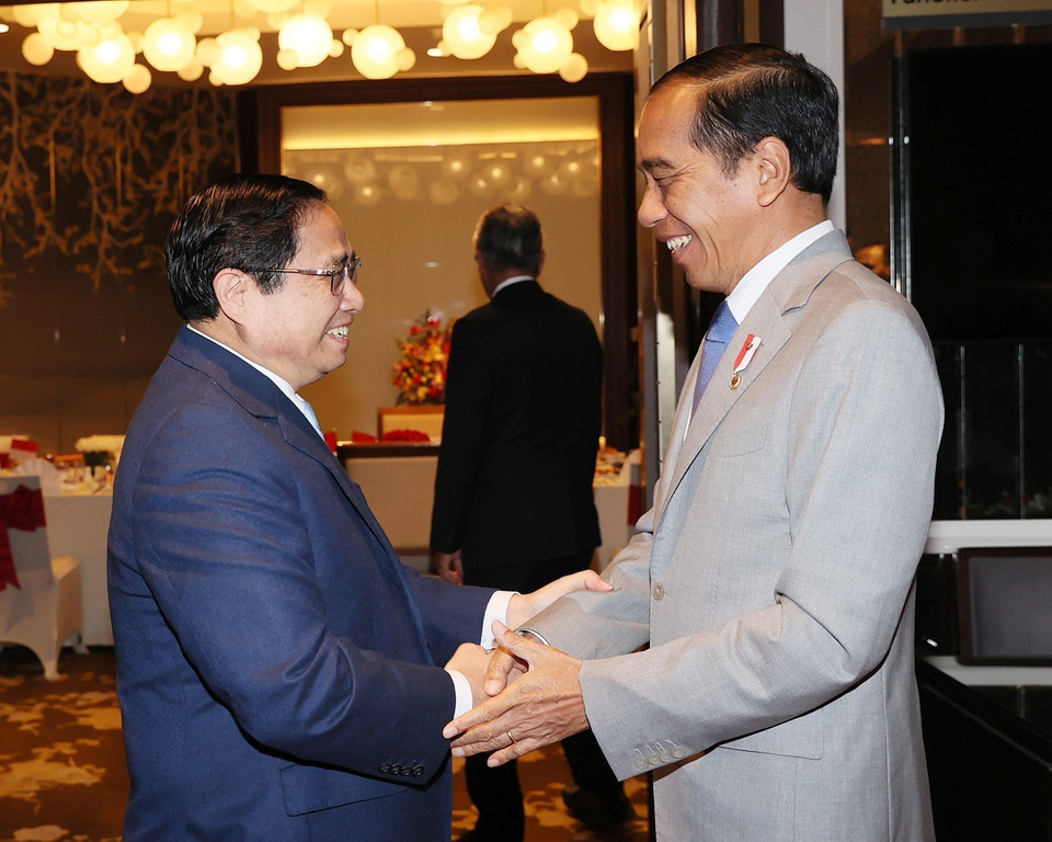 Thủ tướng Phạm Minh Chính đón Tổng thống Indonesia Joko Widodo. (Ảnh: Dương Giang/TTXVN)