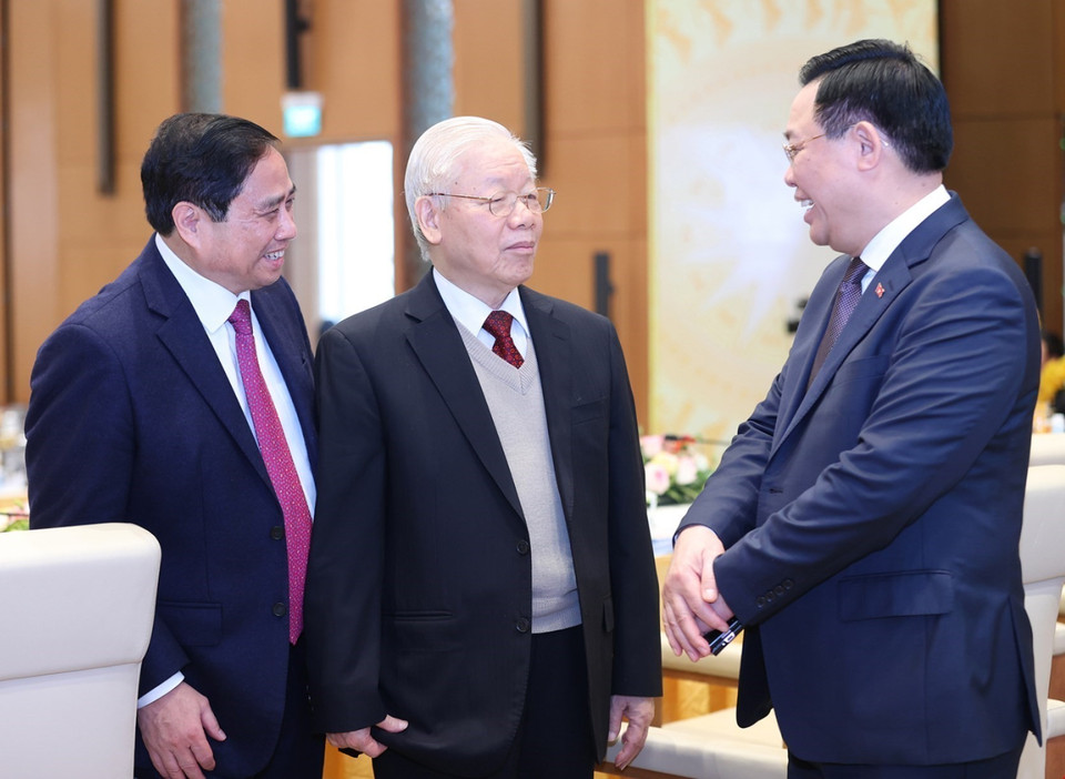 Tổng Bí thư Nguyễn Phú Trọng trao đổi với Thủ tướng Phạm Minh Chính và Chủ tịch Quốc hội Vương Đình Huệ. (Ảnh: Dương Giang/TTXVN)