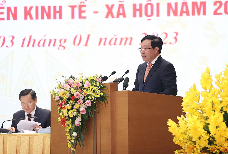 Phó Thủ tướng Thường trực Phạm Bình Minh trình bày Báo cáo tổng kết công tác năm 2022 của Chính phủ. (Ảnh: Dương Giang/TTXVN)