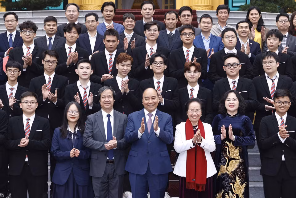 Chủ tịch nước Nguyễn Xuân Phúc chụp ảnh chung với các học sinh tại buổi gặp mặt. (Ảnh: Thống Nhất/TTXVN)
