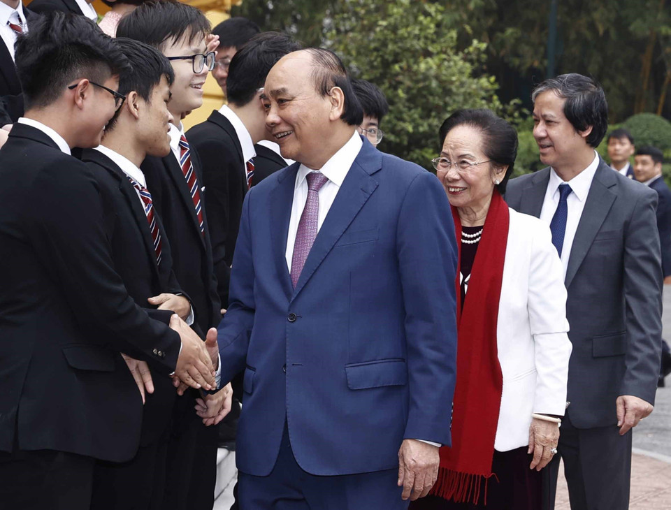 Chiều 26/12, Chủ tịch nước Nguyễn Xuân Phúc gặp mặt và trao Huân chương Lao động hạng Nhì và hạng Ba tặng các học sinh đoạt giải các cuộc thi Olympic và Hội thi khoa học kỹ thuật quốc tế năm 2022.(Ảnh: Thống Nhất/TTXVN)