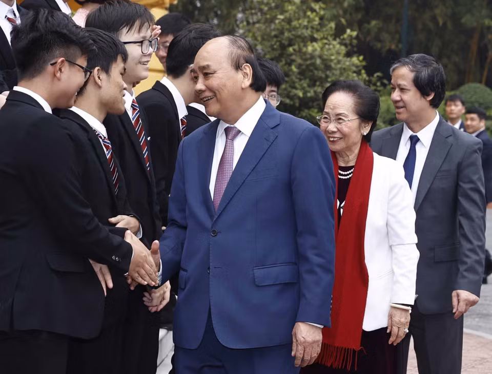 Chiều 26/12, Chủ tịch nước Nguyễn Xuân Phúc gặp mặt và trao Huân chương Lao động hạng Nhì và hạng Ba tặng các học sinh đoạt giải các cuộc thi Olympic và Hội thi khoa học kỹ thuật quốc tế năm 2022.(Ảnh: Thống Nhất/TTXVN)