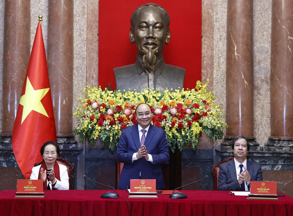 Chủ tịch nước Nguyễn Xuân Phúc tại buổi gặp mặt các học sinh đoạt giải các cuộc thi Olympic và Hội thi Khoa học kỹ thuật quốc tế năm 2022.