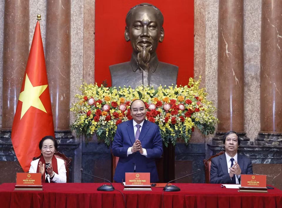 Chủ tịch nước Nguyễn Xuân Phúc tại buổi gặp mặt các học sinh đoạt giải các cuộc thi Olympic và Hội thi Khoa học kỹ thuật quốc tế năm 2022.