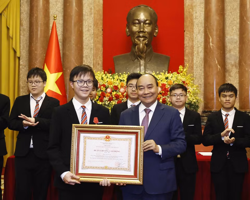 Chủ tịch nước Nguyễn Xuân Phúc trao tặng Huân chương Lao động hạng Nhì và hạng Ba cho các học sinh đoạt giải các cuộc thi Olympic và Khoa học kỹ thuật quốc tế năm 2022. (Ảnh: Thống Nhất/TTXVN)