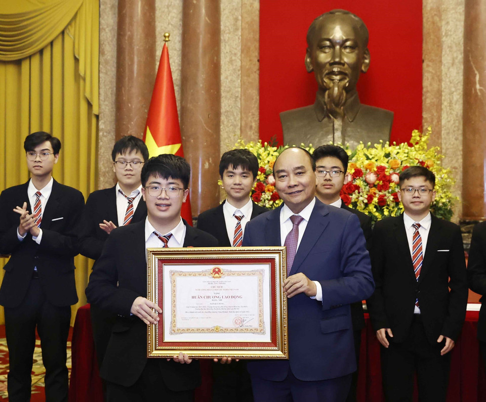 Hình ảnh Chủ tịch nước Nguyễn Xuân Phúc trao tặng Huân chương Lao động hạng Nhì và hạng Ba cho các học sinh đoạt giải các cuộc thi Olympic và Khoa học kỹ thuật quốc tế năm 2022. (Ảnh: Thống Nhất/TTXVN)