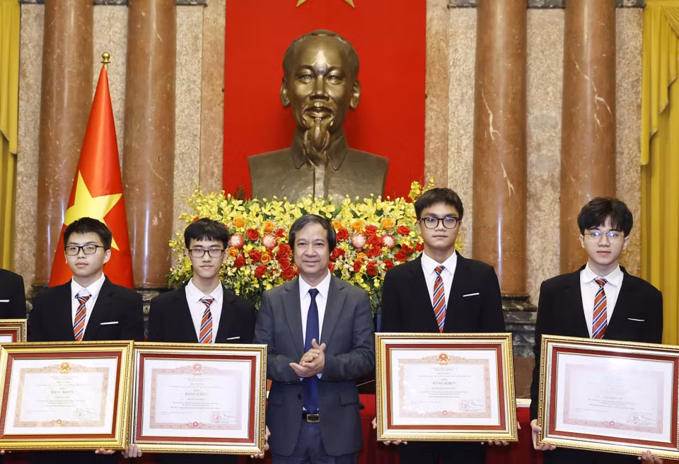 Bộ trưởng Bộ Giáo dục và Đào tạo Nguyễn Kim Sơn trao Bằng khen của Thủ tướng Chính phủ cho học sinh đoạt giải các cuộc thi Olympic và Khoa học kỹ thuật quốc tế năm 2022. (Ảnh: Thống Nhất/TTXVN)