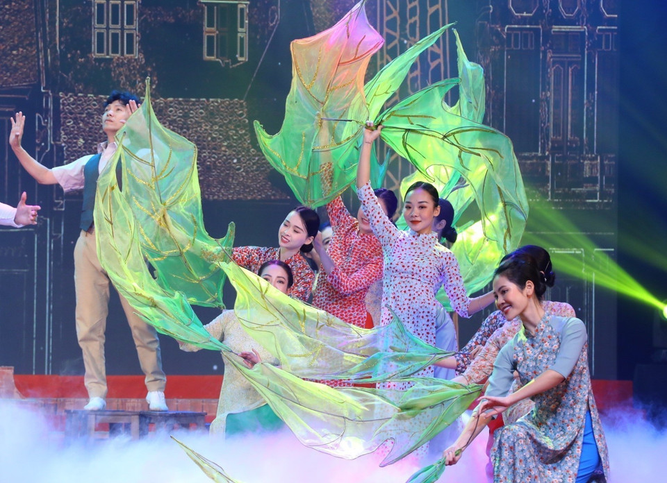 Chương trình biểu diễn văn nghệ tại buổi lễ. (Ảnh: Văn Điệp/TTXVN)