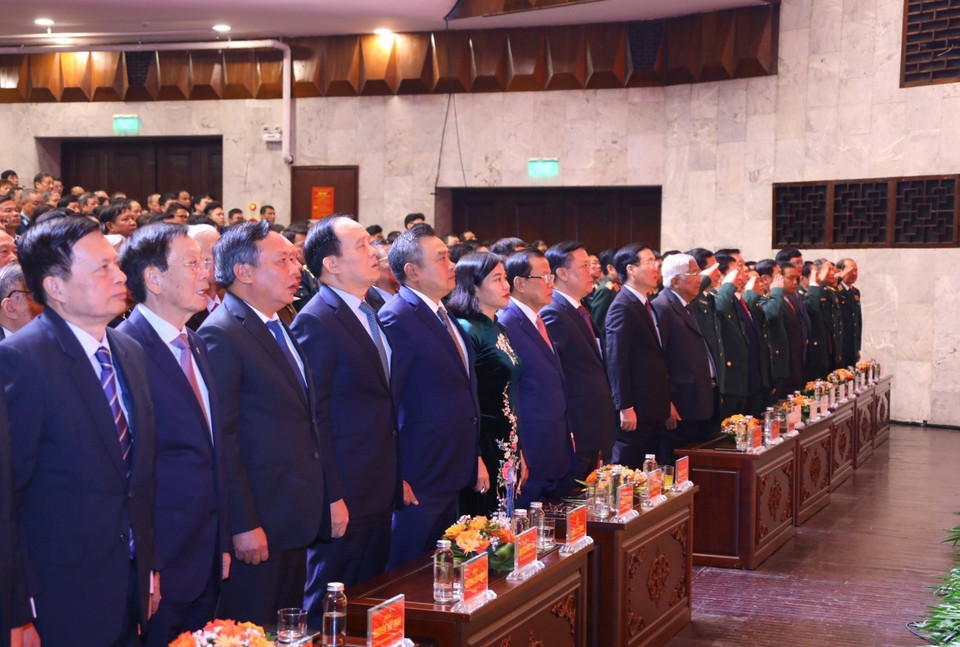 Các đại biểu thực hiện nghi lễ chào cờ tại lễ kỷ niệm. (Ảnh: Văn Điệp/TTXVN)