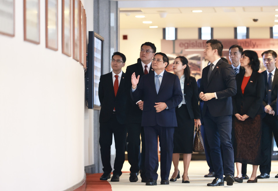 Hình ảnh Chủ tịch Quốc hội Singapore Tan Chuan-Jin giới thiệu với Thủ tướng Phạm Minh Chính lịch sử và kiến trúc của Tòa nhà Quốc hội Singapore. (Ảnh: Dương Giang/TTXVN)