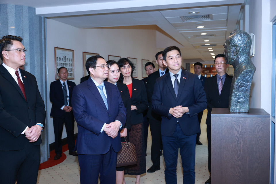 Chủ tịch Quốc hội Singapore Tan Chuan-Jin giới thiệu với Thủ tướng Phạm Minh Chính lịch sử và kiến trúc của Tòa nhà Quốc hội Singapore. (Ảnh: Dương Giang/TTXVN) 
