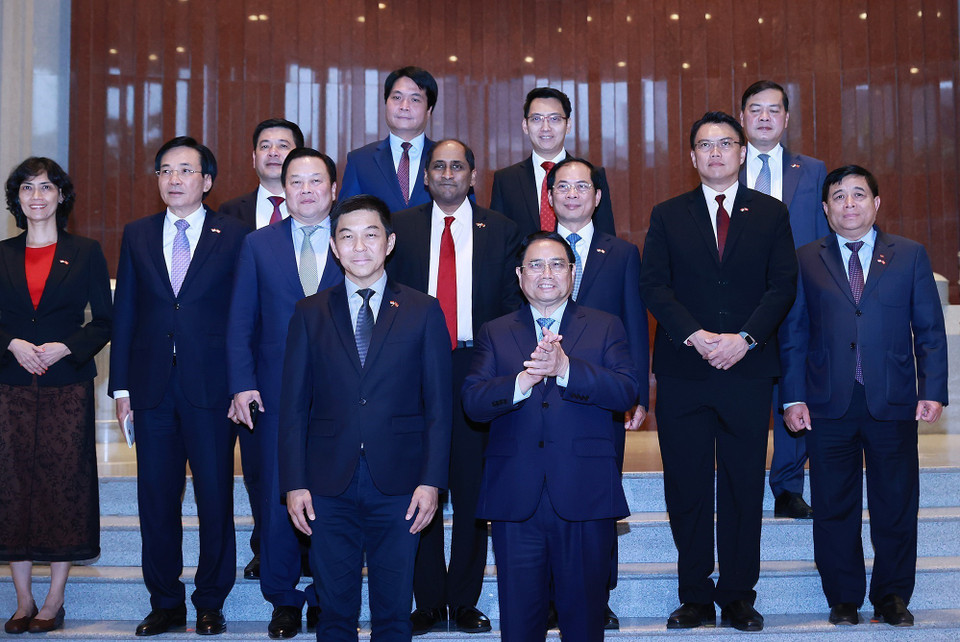 Thủ tướng Phạm Minh Chính và Chủ tịch Quốc hội Singapore Tan Chuan-Jin cùng thành viên đoàn hai nước. (Ảnh: Dương Giang/TTXVN)