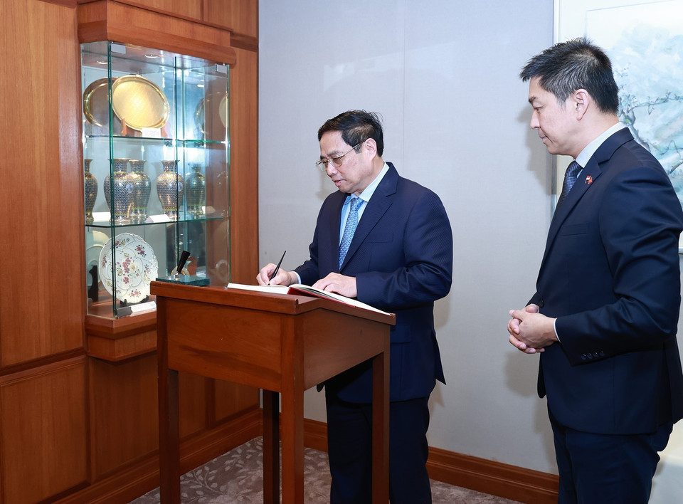 Thủ tướng Phạm Minh Chính viết lưu bút tại Nhà Quốc hội Singapore. (Ảnh: Dương Giang/TTXVN)