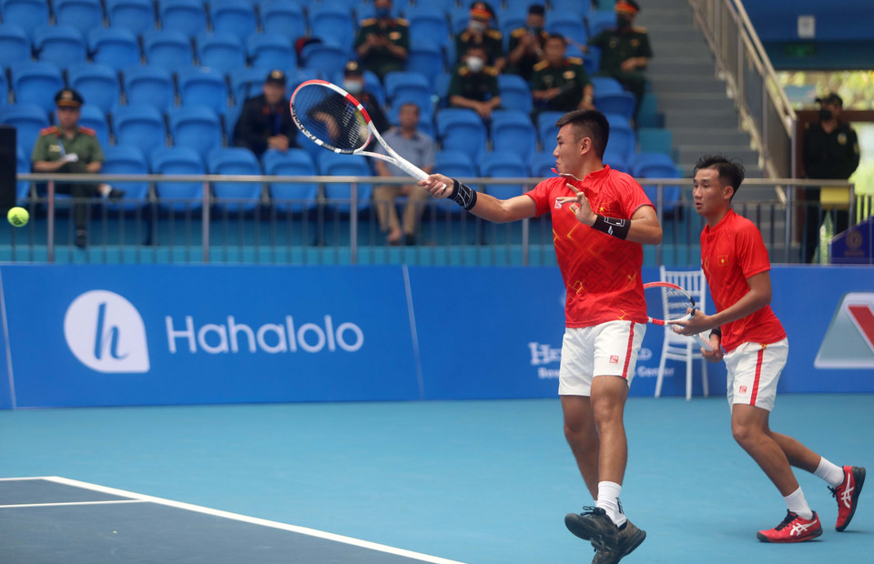 Cặp vận động viên Lý Hoàng Nam-Nguyễn Văn Phương của đội tuyển Việt Nam tại trận đấu đôi của nội dung đồng đội nam. (Ảnh: Thế Duyệt/TTXVN)