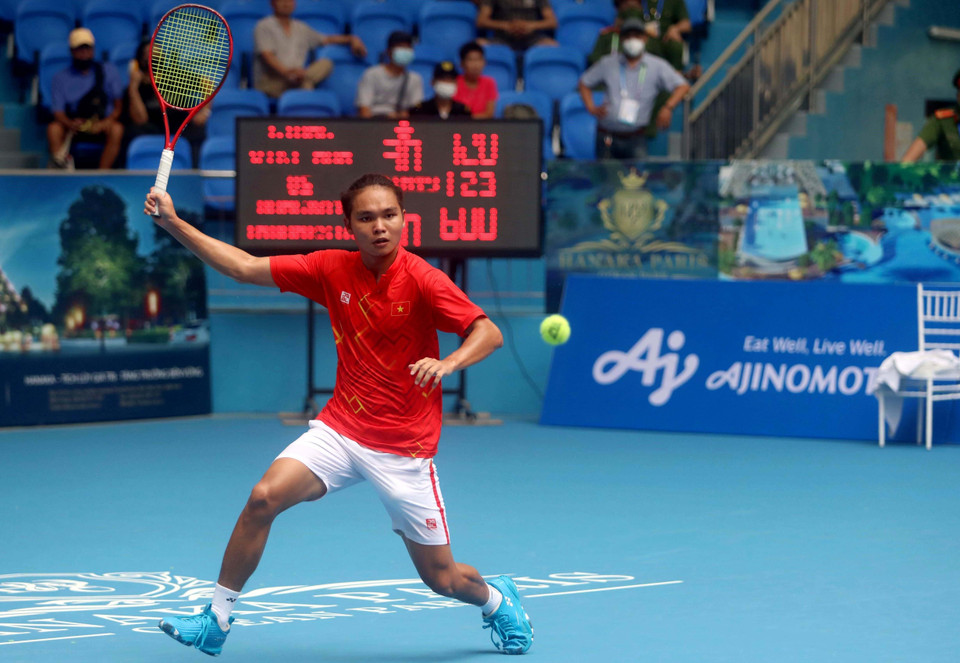 Vận động viên Trịnh Linh Giang tham gia đấu đơn trong nội dung đồng đội nam. (Ảnh: Thế Duyệt/TTXVN)