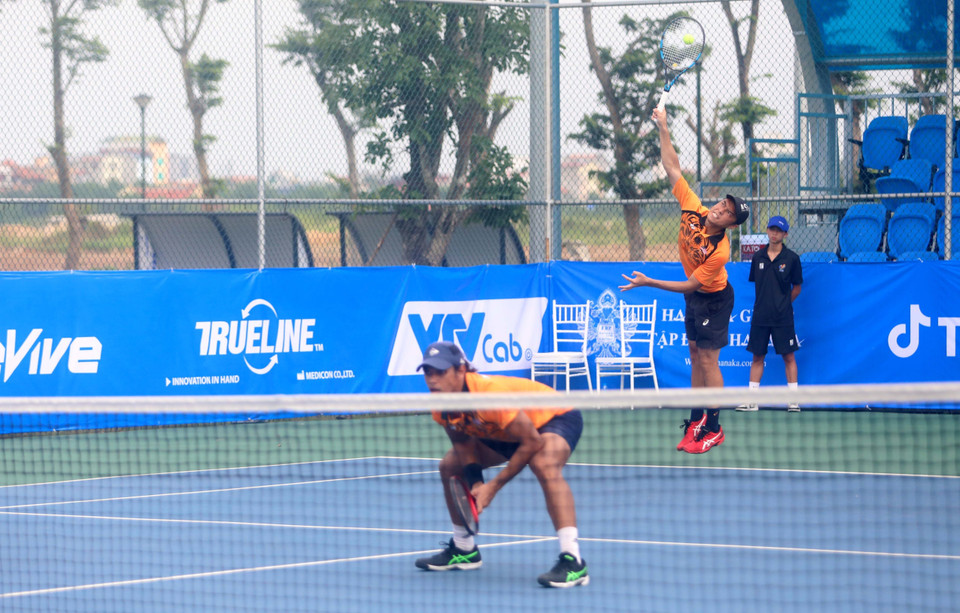 Ở nội dung đồng đội nam, đội tuyển Campuchia thắng đội tuyển Malaysia với tỷ số 3-0. Trong ảnh: Cặp vận động viên Hao Sheng Koay - Syed Mohamad Agil Bin Syed Naguib của Malaysia thi đấu nội dung đôi nam của đồng đội nam. (Ảnh: Thế Duyệt/TTXVN)