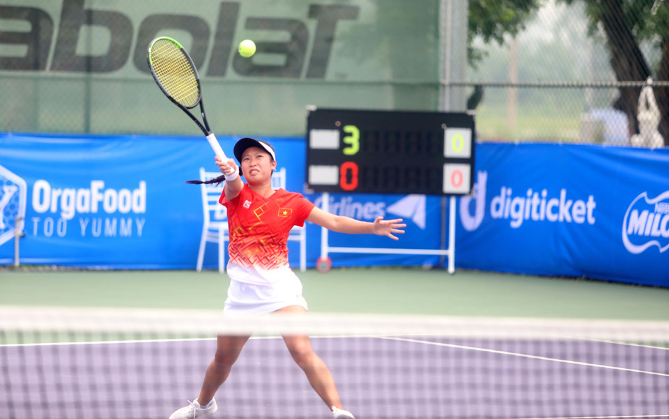 Ở nội dung đồng đội nữ, đội tuyển Việt Nam thắng đội tuyển Campuchia với tỷ số 3- 0. Trong ảnh: vận động viên Savanna Lý Nguyễn của đội tuyển Việt Nam tham gia đấu đơn trong nội dung đồng đội nữ. (Ảnh: Thế Duyệt/TTXVN)