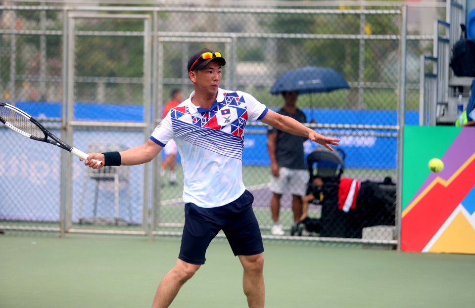 Ở nội dung đồng đội nam, đội tuyển Lào thắng Philippines với tỷ số 2-0. Trong ảnh: vận động viên Rasavady Vitaya của đội tuyển Lào thi đấu nội dung đơn nam của đồng đội nam. (Ảnh: Thế Duyệt/TTXVN)