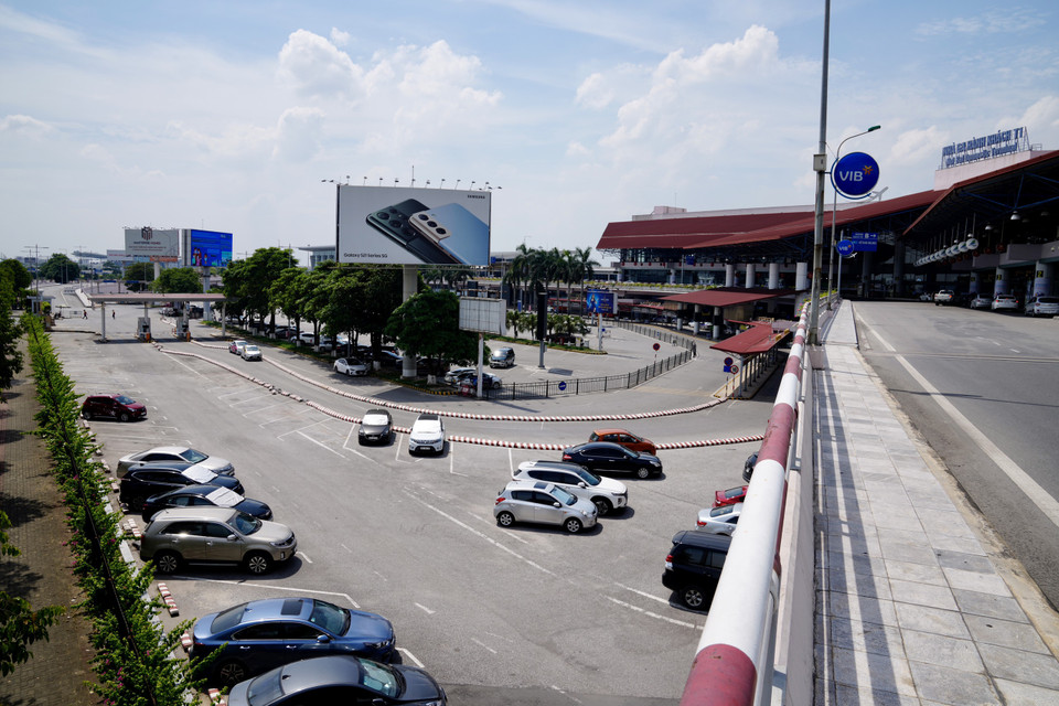 Khu vực bãi đỗ ôtô lác đác vài chiếc xe của nhân viên sân bay Nội Bài. (Ảnh: CTV/Vietnam+)