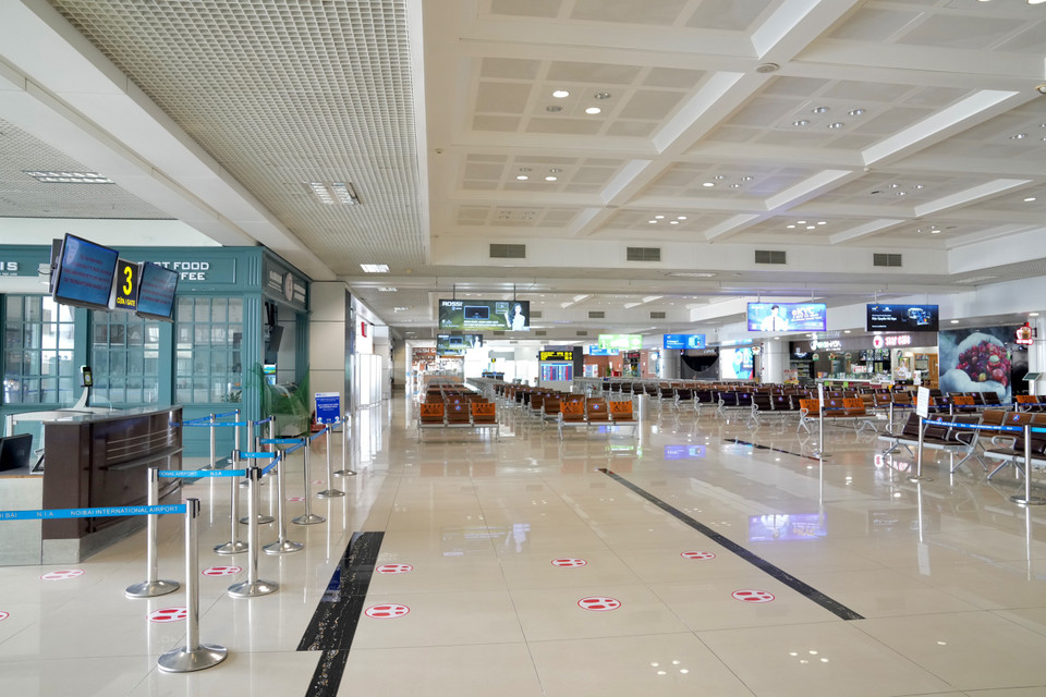 Thậm chí, khu vực ghế ngồi chờ lên các chuyến bay nội địa không có một bóng hành khách nào. (Ảnh: CTV/Vietnam+)