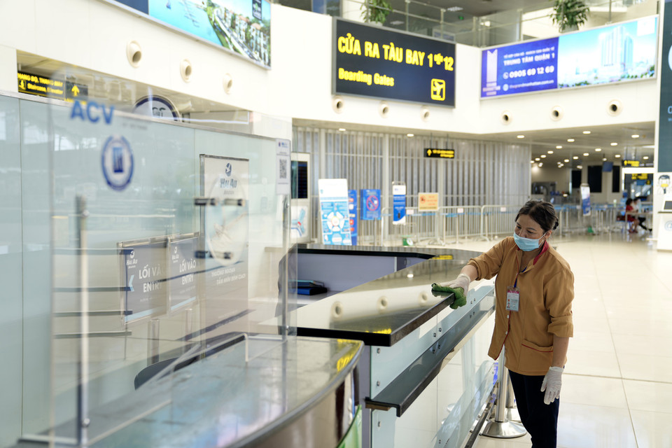 Trước tình hình diễn biến phức tạp của dịch bệnh COVID-19, Cảng hàng không Nội Bài tăng cường vệ sinh toàn bộ các bề mặt tiếp xúc mà hành khách thường chạm đến tại các khu vực của nhà ga hành khách. (Ảnh: CTV/Vietnam+)