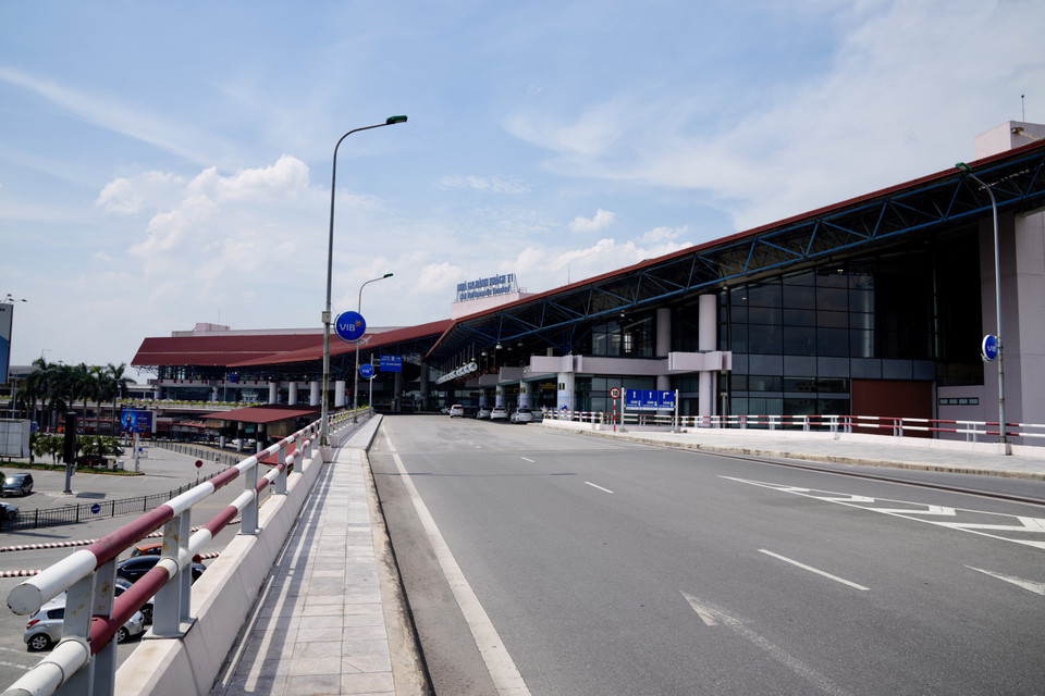 Lối đường dẫn vào nhà ga không còn cảnh xe chen chúc xếp hàng đi vào để dừng đỗ xe trả khách. (Ảnh: CTV/Vietnam+)