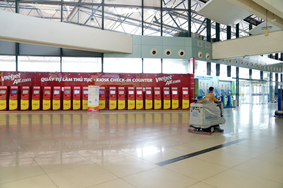 Sân bay Nội Bài vào nhiều thời điểm chỉ còn đa phần cán bộ, công nhân viên và người lao động nội bộ. (Ảnh: CTV/Vietnam+)