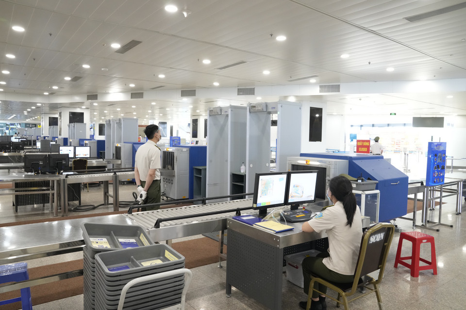 Khu vực soi chiếu vắng lặng và chỉ có nhân viên an ninh hàng không túc trực. (Ảnh: CTV/Vietnam+)