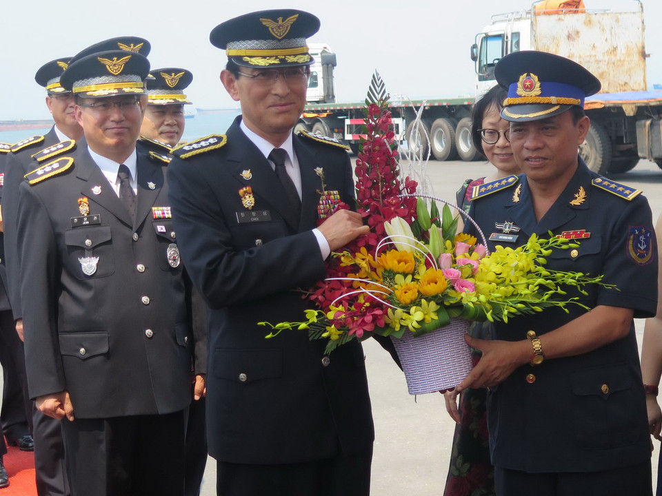 Tặng hoa cho Đại diện tàu Hàn Quốc tại cảng Tiên Sa. (Ảnh: Văn Sơn/TTXVN)
