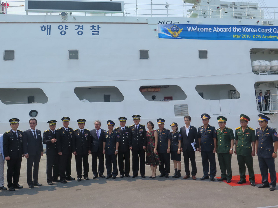 Chuyến thăm thành phố Đà Nẵng của tàu Badaro ngoài mục đích giao lưu còn nhằm tăng cường hợp tác, hiểu biết và tin cậy lẫn nhau giữa lực lượng quân đội của hai nước. (Ảnh: Văn Sơn/TTXVN)