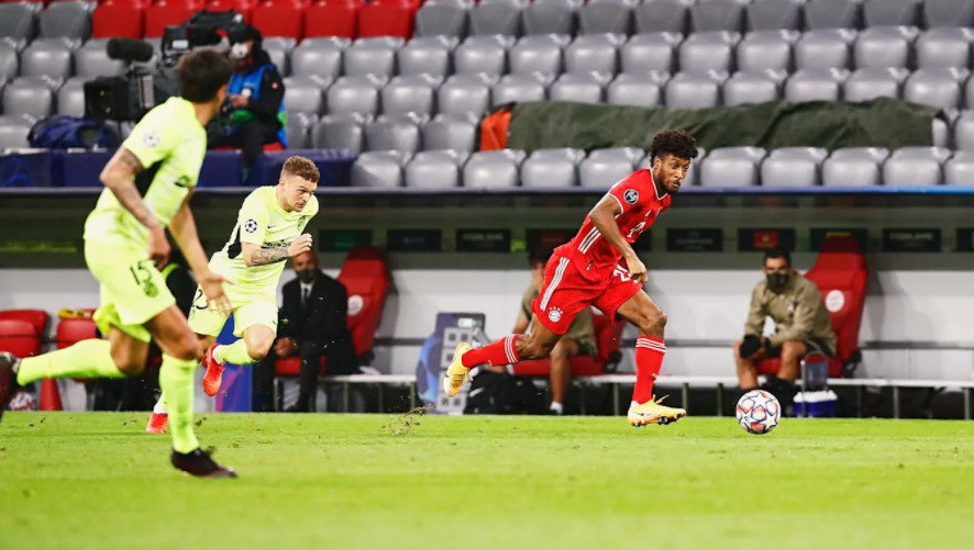 Kingsley Coman (áo đỏ) chính là cầu thủ thi đấu ấn tượng nhất ở trận đấu này. (Nguồn: FcBayern)