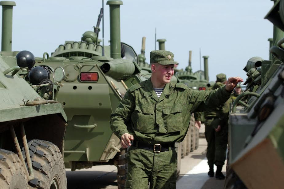 ... bệ phóng tên lửa phòng không S-300, tổ hợp phòng không Pantsir và đại bác nòng ngắn. (Nguồn: sputnik)