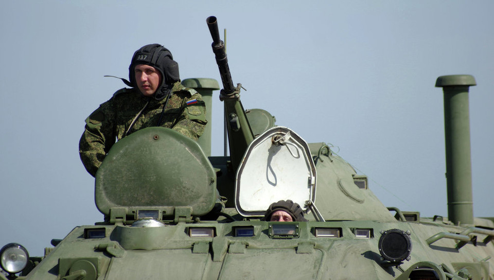 ... các xe bọc thép BTR-80, bệ phóng tên lửa chống máy bay Osa, hệ thống tên lửa phòng vệ bờ biển Bastion... (Nguồn: sputnik)