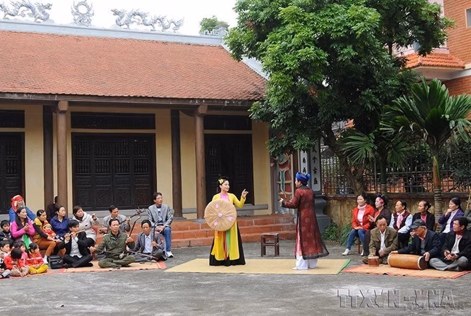 Nghệ thuật sân khấu chèo đã đi sâu vào đời sống xã hội Việt Nam, phản ánh đầy đủ mọi góc độ của bản sắc văn hoá dân tộc Việt Nam. Trước tác động của nền văn hóa hội nhập, nỗ lực bảo tồn và phát huy giá trị của nghệ thuật chèo truyền thống rất cần được tiếp tục trao truyền, gìn giữ. (Ảnh: TTXVN)