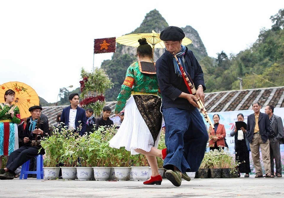 Đảng và Nhà nước ta rất chú trọng công tác bảo tồn và phát huy giá trị văn hoá của các dân tộc, coi đó là tài sản quý báu của toàn xã hội và là điều kiện quan trọng góp phần xây dựng nền văn hóa chung của quốc gia-dân tộc. Trong ảnh: Múa khèn - nét văn hoá truyền thống của đồng bào dân tộc Mông. (Ảnh: Minh Quyết/TTXVN)