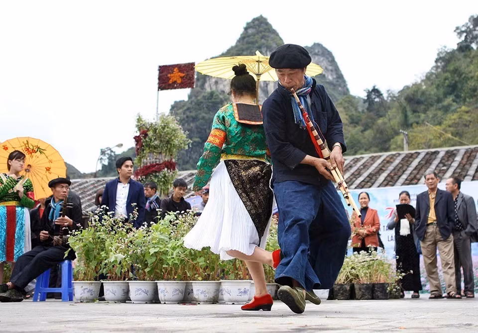 Đảng và Nhà nước ta rất chú trọng công tác bảo tồn và phát huy giá trị văn hoá của các dân tộc, coi đó là tài sản quý báu của toàn xã hội và là điều kiện quan trọng góp phần xây dựng nền văn hóa chung của quốc gia-dân tộc. Trong ảnh: Múa khèn - nét văn hoá truyền thống của đồng bào dân tộc Mông. (Ảnh: Minh Quyết/TTXVN)