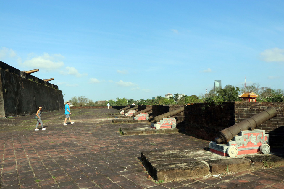 Trung tâm Bảo tồn Di tích Cố đô Huế (Thừa Thiên-Huế) vừa đưa vào hoạt động tuyến đường đi bộ phía trên Thượng Thành trước mặt Ngọ Môn Huế, mở ra cho du khách không gian khám phá di sản mới mẻ từ trên cao. (Ảnh: Đỗ Trưởng/TTXVN)