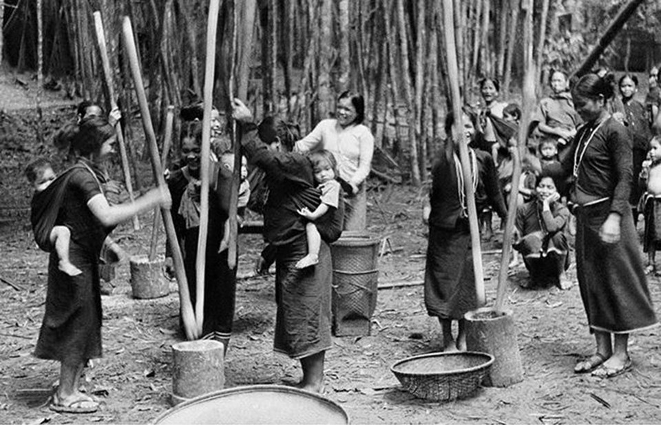 Đoàn kết là một giá trị văn hóa truyền thống quý báu được hình thành, phát triển trong lịch sử dựng nước và giữ nước của dân tộc ta. Trong kháng chiến chống Pháp và Mỹ, việc phát huy vai trò quy tụ sức mạnh đoàn kết dân tộc giúp nhân dân ta giành được những thắng lợi vĩ đại. Trong ảnh: Giã gạo ủng hộ bộ đội giải phóng trong kháng chiến chống Mỹ, cứu nước. (Ảnh: Nhật Sơn/TTXVN)