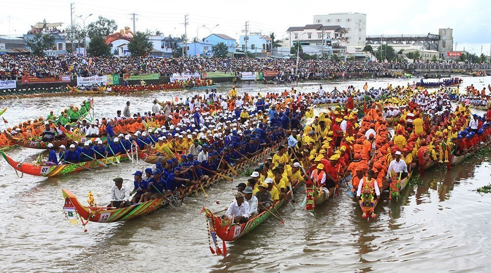 Đua ghe ngo là hoạt động văn hóa truyền thống của đồng bào Khmer Nam bộ, là dịp để cộng đồng các dân tộc giao lưu, củng cố, tăng cường mối đoàn kết, gắn bó, cùng phát triển. (Ảnh: Duy Khương/TTXVN)