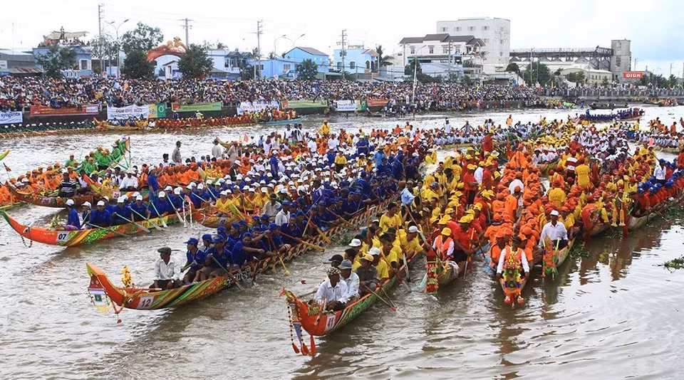 Đua ghe ngo là hoạt động văn hóa truyền thống của đồng bào Khmer Nam bộ, là dịp để cộng đồng các dân tộc giao lưu, củng cố, tăng cường mối đoàn kết, gắn bó, cùng phát triển. (Ảnh: Duy Khương/TTXVN)