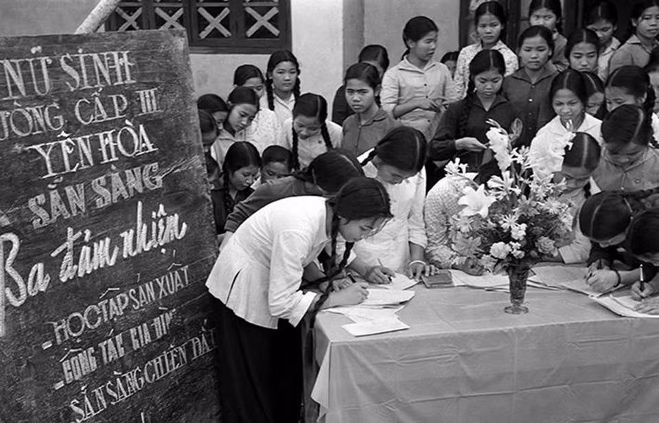Mở đường cho những phong trào yêu nước, xây dựng và bảo vệ Tổ quốc, nền văn hóa Việt Nam từ sau 1945 đến nay đã đóng góp một phần quan trọng vào lịch sử đương đại. Trong ảnh: Nữ sinh Trường cấp III Yên Hòa, Hà Nội đăng ký tham gia phong trào Phụ nữ Ba đảm đang, năm 1965. (Ảnh:Thanh Tụng/TTXVN)